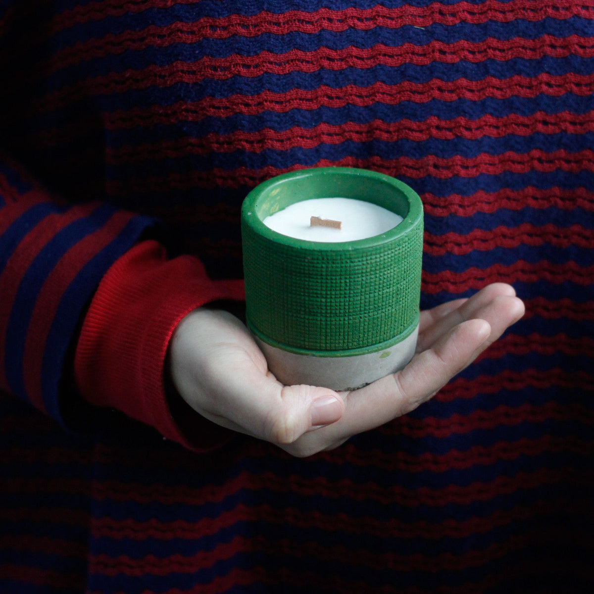Concrete Wooden-Wick Candle – Sea Moss & Herbs - Side view - ORIVON Collection
